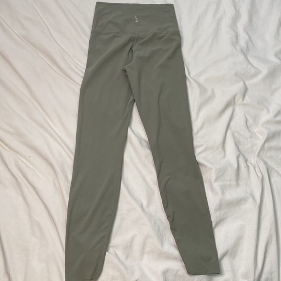 Never Worn: XS Nike Yoga Dry-FIT Luxe in Light Army/Stone - Picture 3 of 6